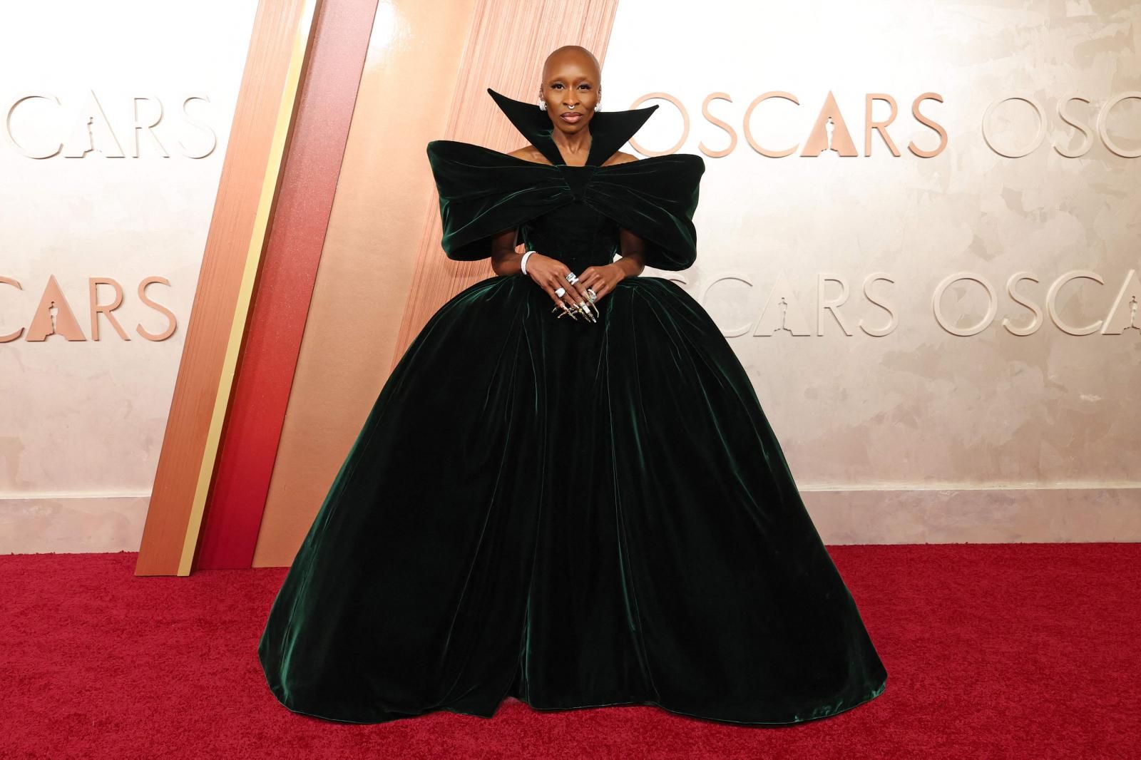 Cynthia Erivo, en línea con sus estilismos de fantasía, con un vestido firmado por Louis Vuitton. 