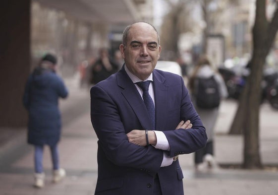 Lorenzo Amor, presidente de ATA, posa para esta entrevista en Madrid, a las puertas de la sede de ATAy CEOE.