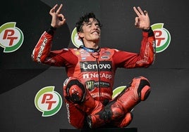 Marc Márquez celebra la victoria en Tailandia.