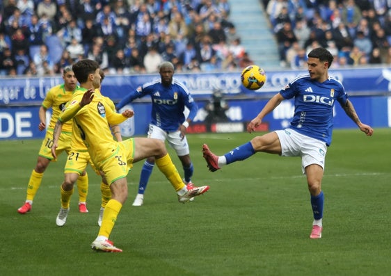 Ximo Navarro, en el añadido, da los tres puntos al Deportivo en el Tartiere