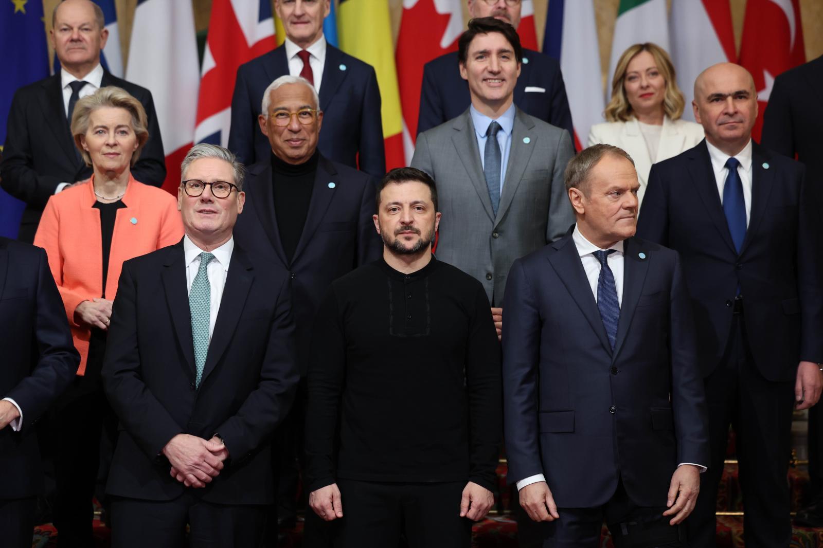 Foto de familia de los líderes reunidos en la cumbre informal de Londres con el presidente Zelenski.