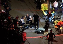 Las policías atienden a una de las víctimas del ataque.