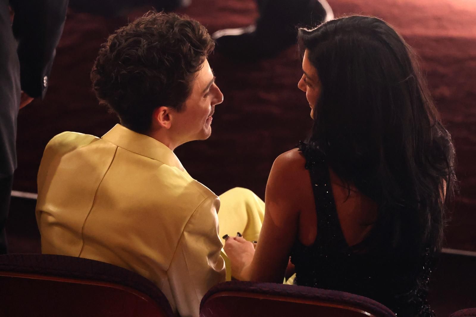 Timothée Chamalet ha paseado por al alfombra roja de la mano de su madre. Sin embargo, su pareja, Kylie Jenner, le esperaba en las butacas del teatro, donde no han parado de hacerse arrumacos, 