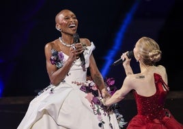 Cynthia Erivo y Ariana Grande, durante la actuación.