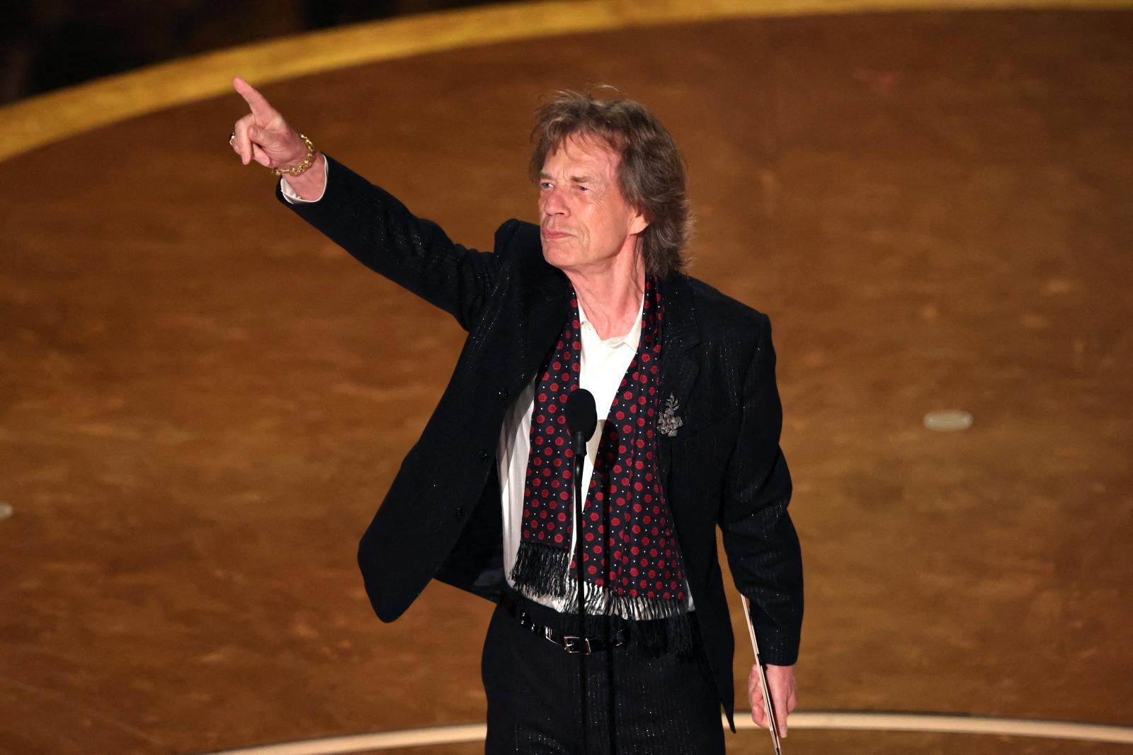 Mike Jagger apareció por sorpresa en el escenario durante la gala haciendo un guiño a la película del también músico Bob Dylan. 