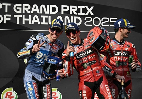 Álex y Marc Márquez, en el podio del GP de Tailandia.