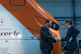 Óscar Puente y Salvador Illa en la presentación de nuevos trenes para Rodalies.