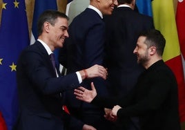 Sánchez y Zelenski se saludan amistosamente durante la reunión sobre Ucrania celebrada este domingo en Londres.