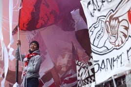 Aficionado del FC St. Pauli en el Millerntor-Stadion.