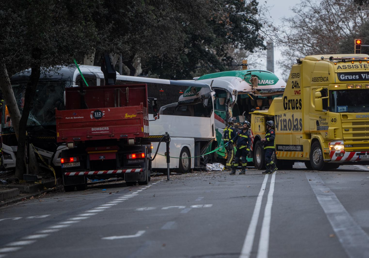 El choque entre dos autobuses en la Diagonal de Barcelona