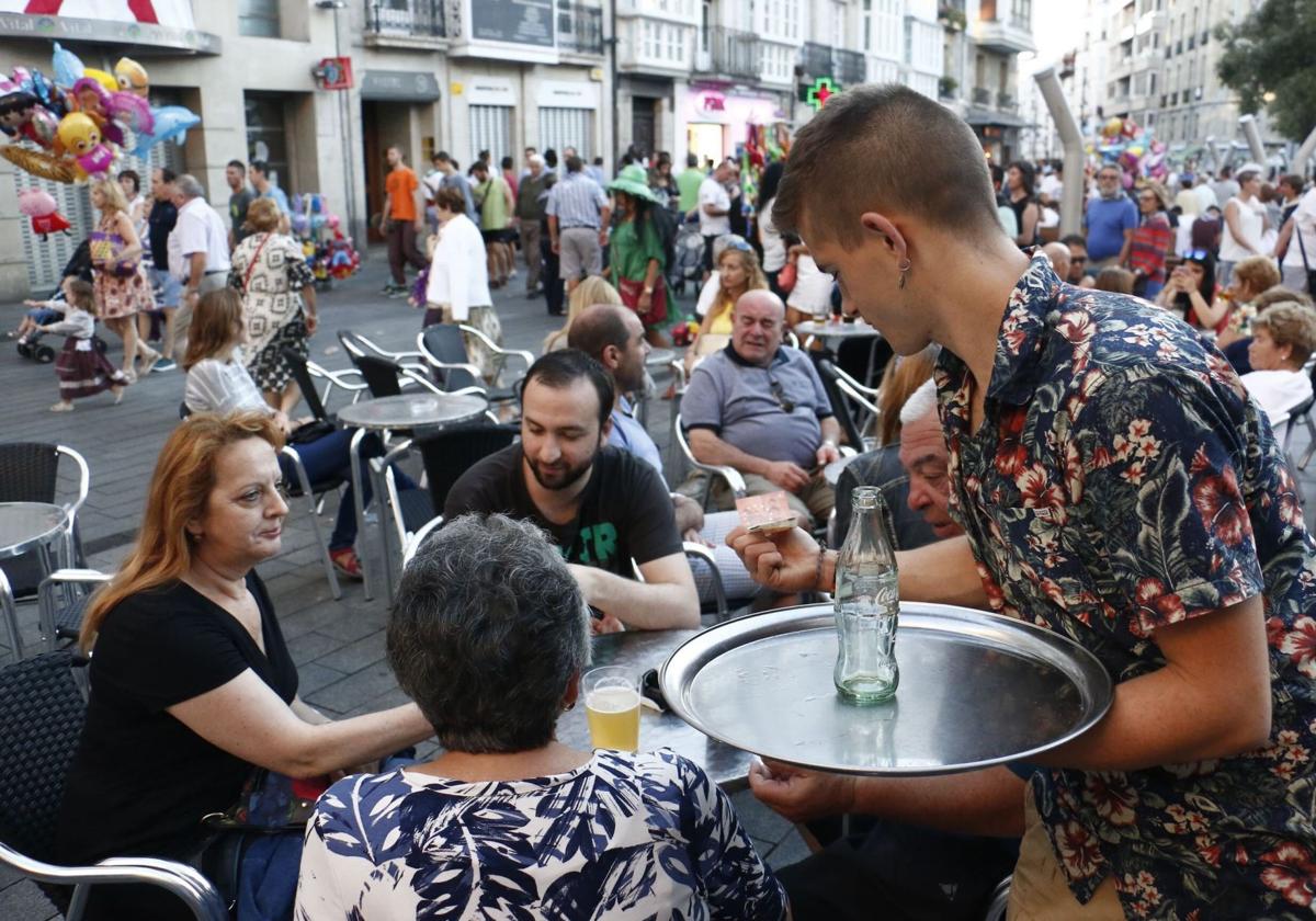 El mercado laboral se reactiva en febrero con 100.340 empleos más y 6.000 parados menos