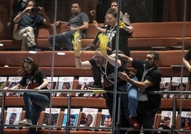 Altercado en el Parlamento israelí cuando los guardias de seguridad han impedido a golpes el acceso de las familias de los rehenes.