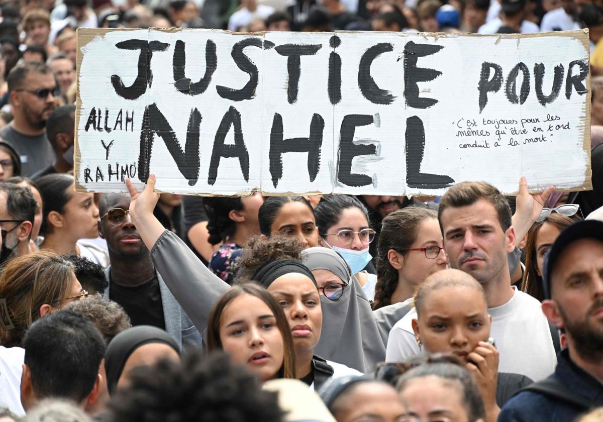 Un manifestante sostiene una pancarta que dice «Justicia para Nahel», durante una marcha en recuerdo de un adolescente asesinado a tiros por un policía.