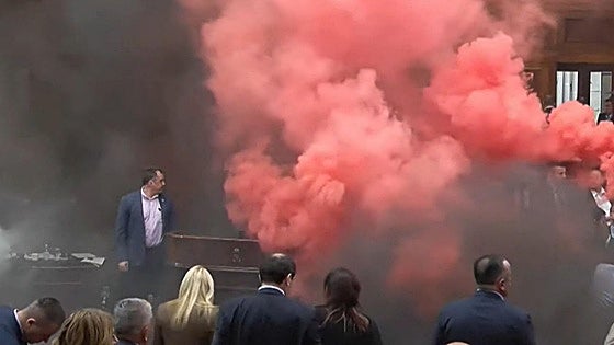 Gritos, granadas de humo y dos diputados heridos en el Parlamento serbio