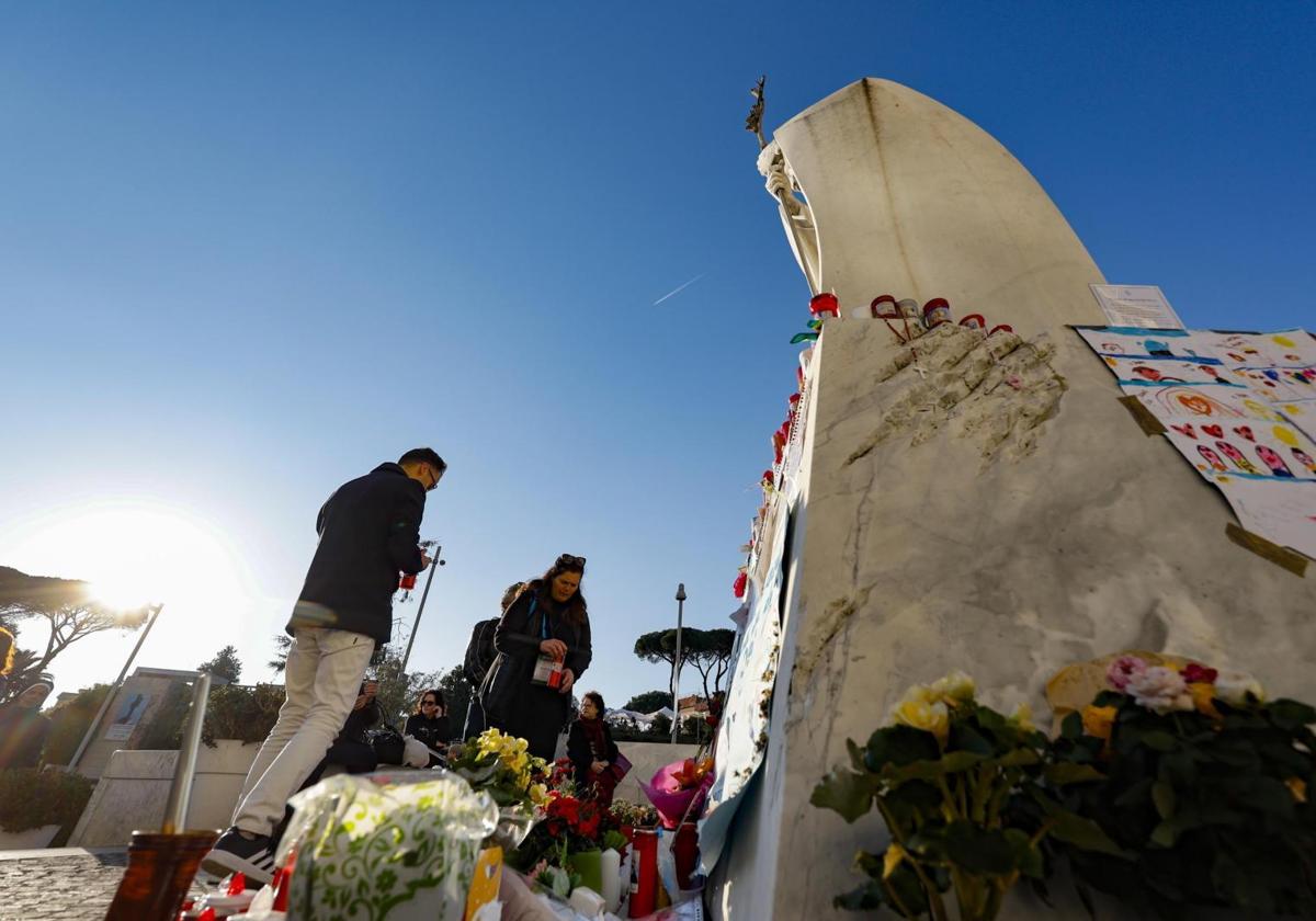 Siguen las oraciones a las puertas del hospital Gemelli.