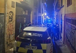 Escena con los agentes de la Policía Local en el barrio de San Ildefonso.