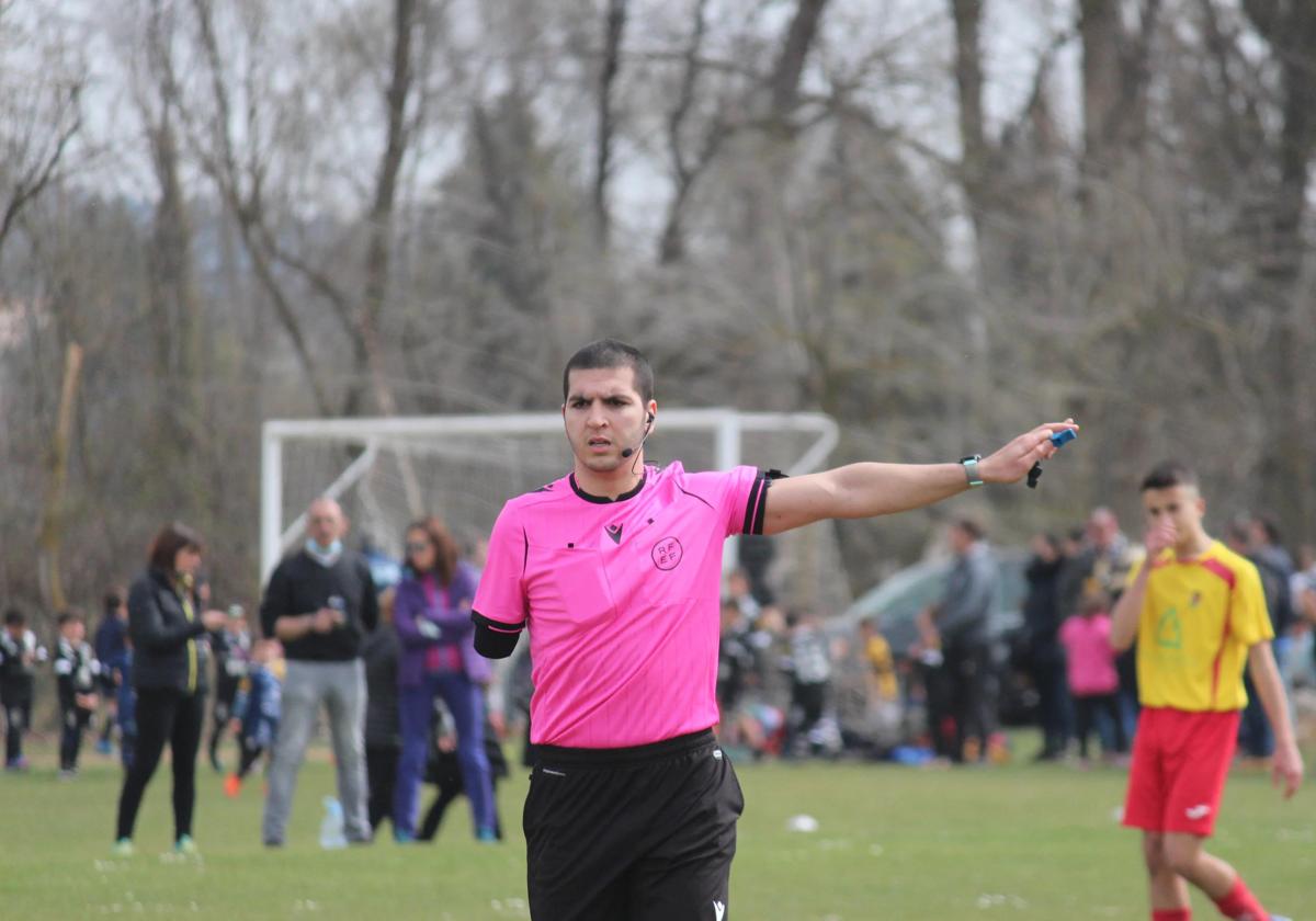 Muere un árbitro de Segunda Federación al que amputaron el brazo por un cáncer