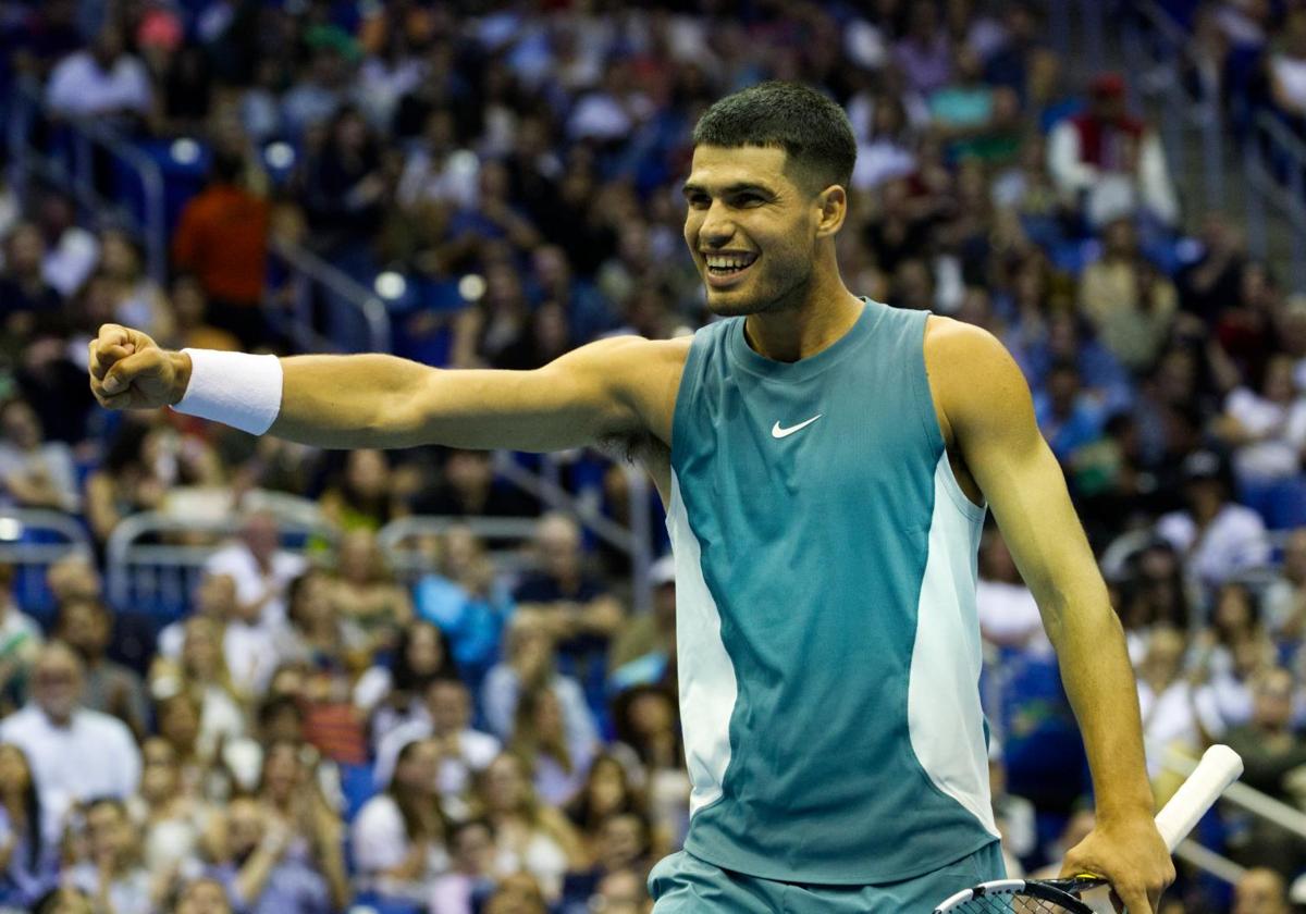 Carlos Alcaraz celebra su reciente victoria contra Frances Tiafoe en Puerto Rico.