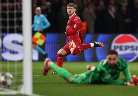 Elliott marca el gol del Liverpool ante el PSG ante la desolación de Donnarumma.