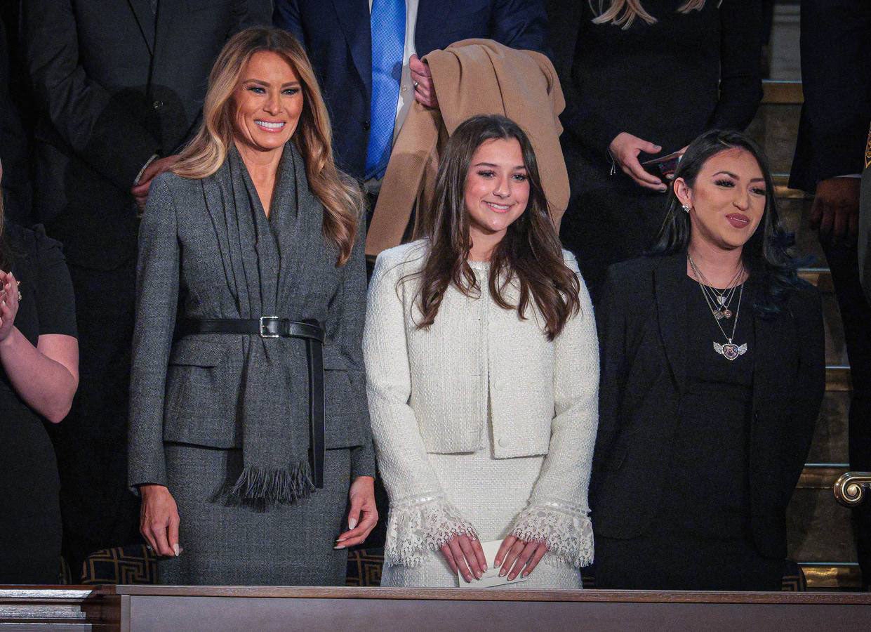 La joven, junto a Melania.