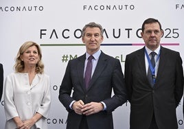 El presidente del PP, Alberto Núñez Feijóo (c), acompañado por la presidenta de Faconauto, Marta Blázquez