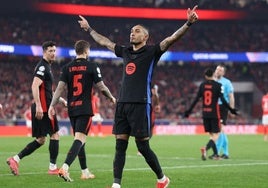 Raphinha celebra el gol que le marcó al Benfica en Da Luz.