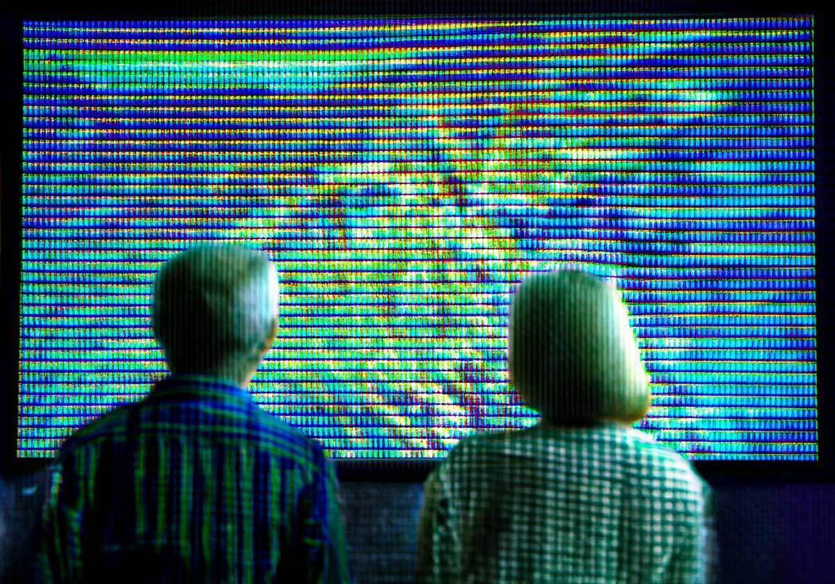 Cómo la televisión se ha convertido en el gran enemigo de los mayores