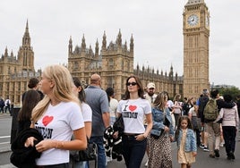 Un grupo de turistas pasea por el centro de Londres.