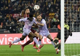 Iñaki Williams cabecea para marcar el gol del Athletic en Roma.