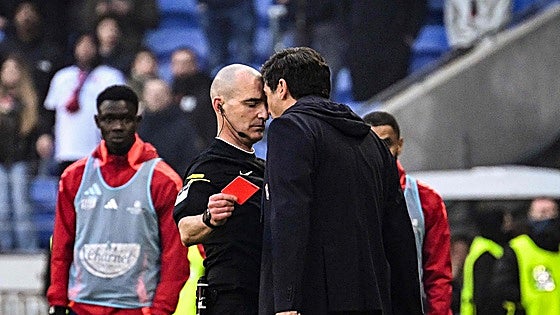 El entrenador del Lyon, sancionado nueve meses por amagar con un cabezazo al árbitro