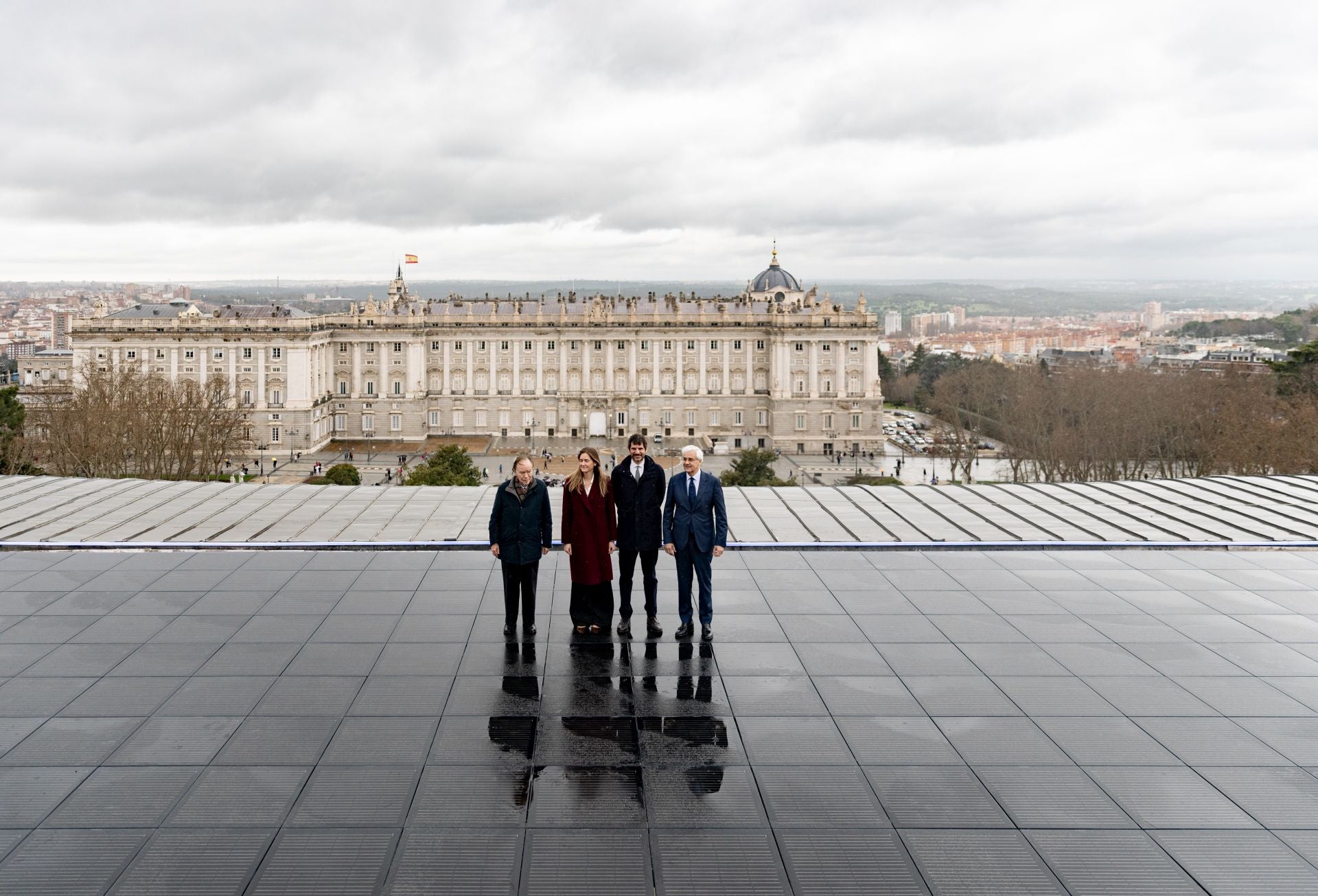 De izquierda a derecha, el presidente del Teatro Real, Gregorio Marañón, la ministra para la Transición Ecológica y el Reto Demográfico, Sara Aagesen, el ministro de Cultura, Ernest Urtasun, y el director general del Teatro Real, Ignacio García-Belenguer, durante la inauguración de la nueva cubierta solar.