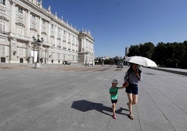 Una niña pasea de la mano con su madre durante una ola de calor del pasado verano en Madrid.