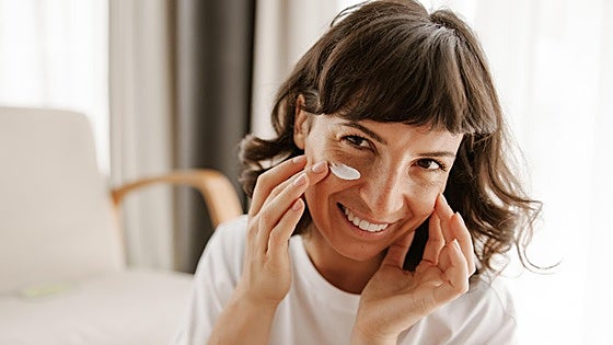 Combate las manchas de la edad con este tratamiento completo de cosmética coreana