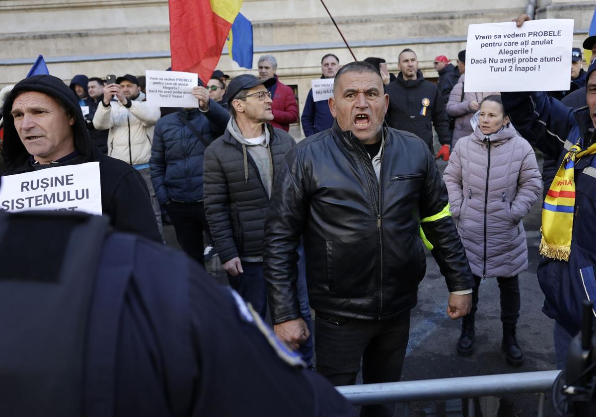 Partidarios del candidato prorruso Calin Georgescu se concentran en Bucarest.