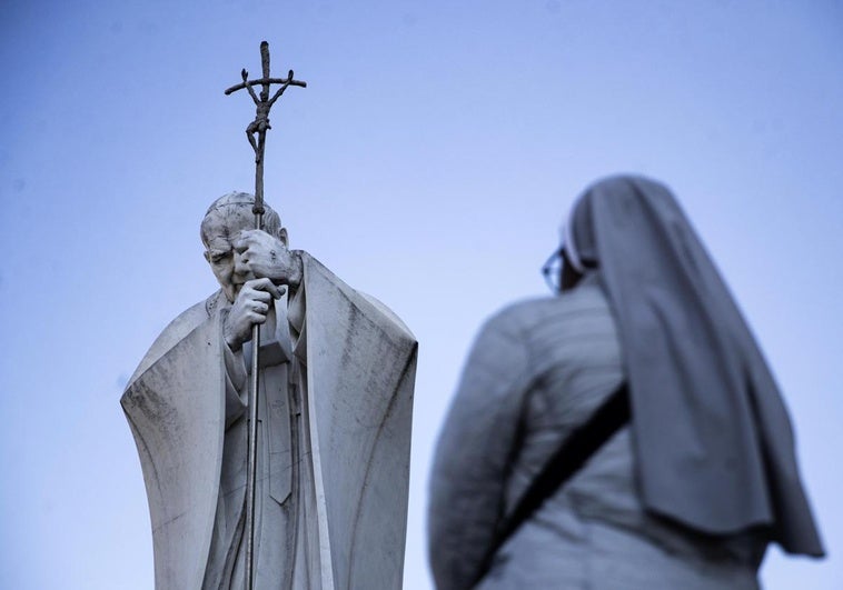 Estatua de Juan Pablo II en el hospital Gemelli, en Roma.