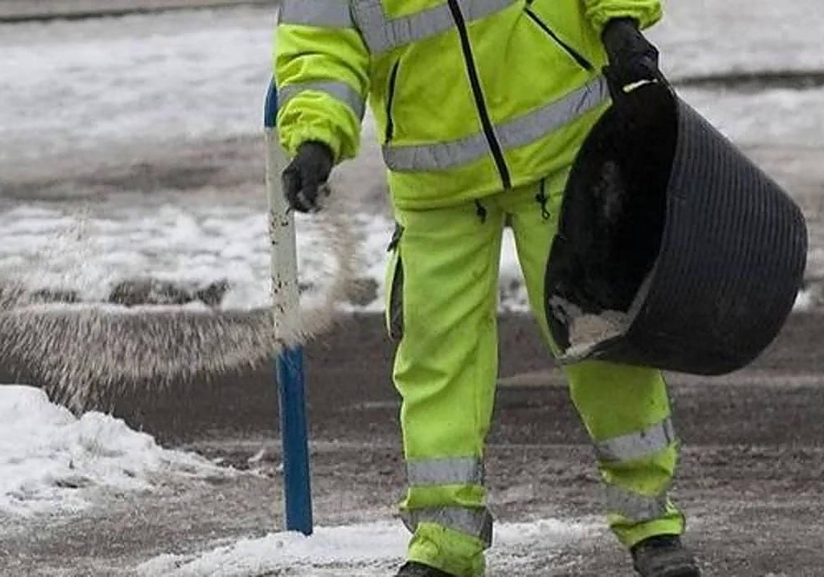 Sal en la carretera para derretir la nieve