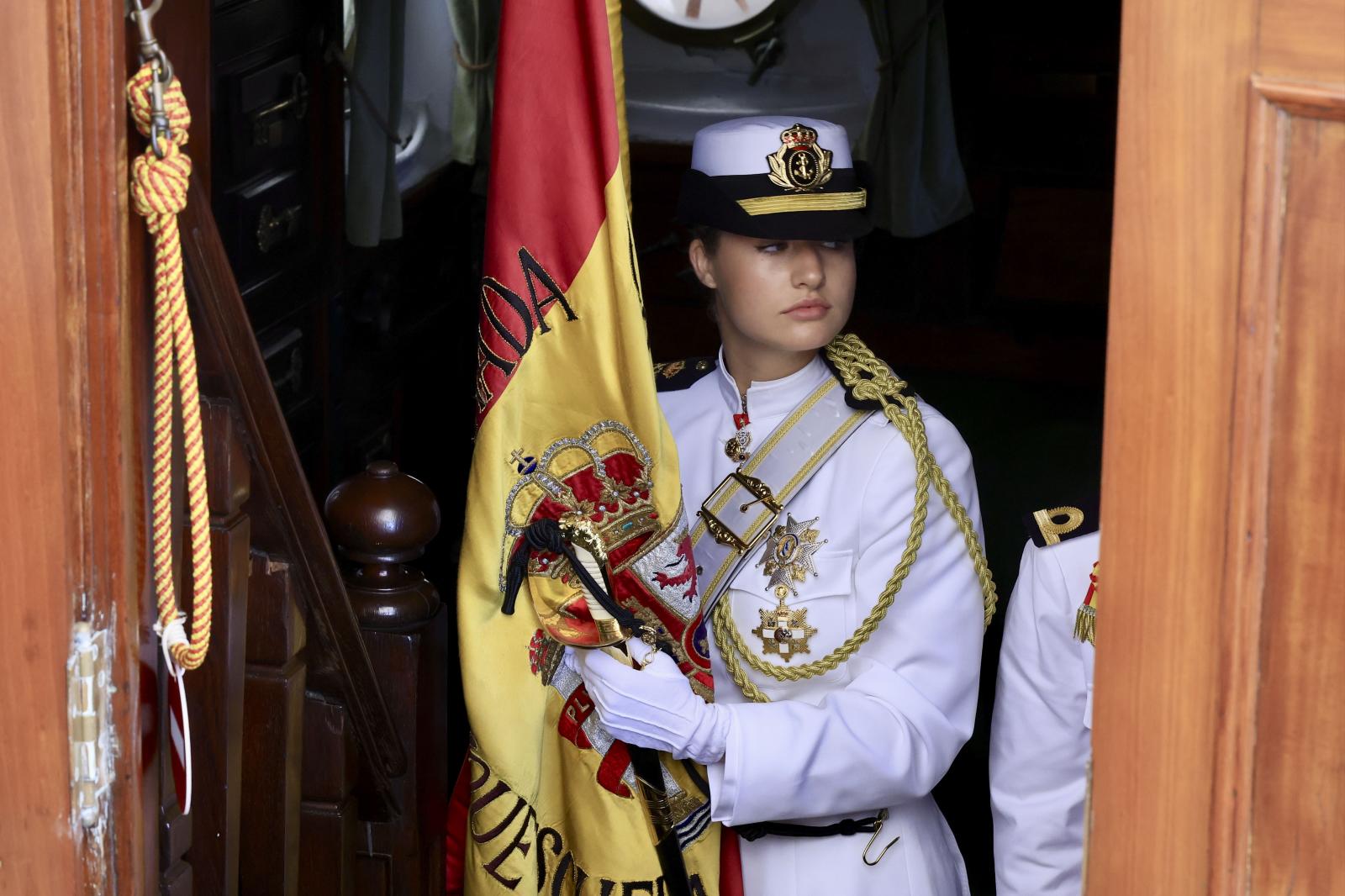 Imagen secundaria 2 - La princesa Leonor repite los pasos de su padre: abandera la jura de bandera de Elcano en Uruguay