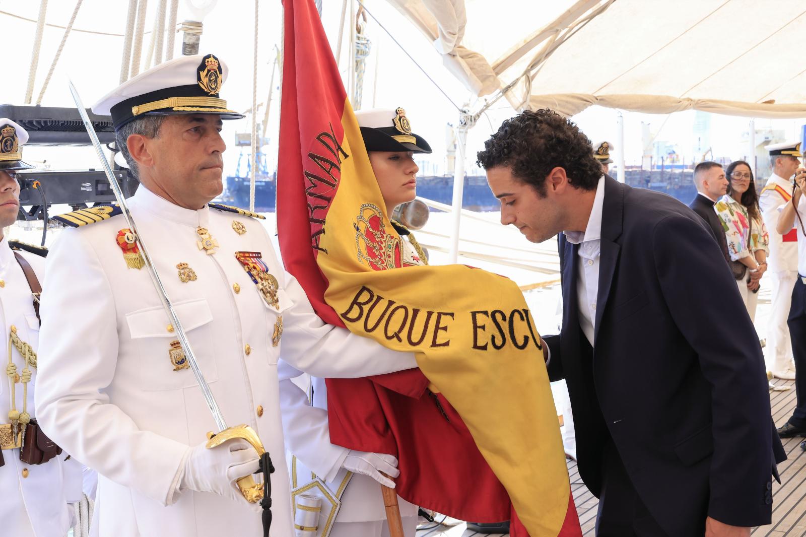 Imagen secundaria 1 - La princesa Leonor repite los pasos de su padre: abandera la jura de bandera de Elcano en Uruguay