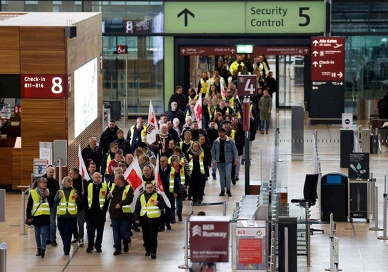 Trabajadores del aeropuerto de Brandeburgo, en Berlín, en una de sus movilizaciones.