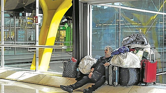Vuelo a ninguna parte en el aeropuerto de Barajas, «la mayor pensión gratuita de Europa»