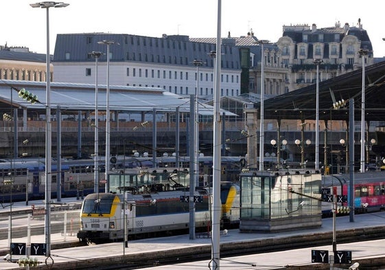 Un tren estacionado en un andén de la Estación del Norte de París tras el hallazgo de una bomba.