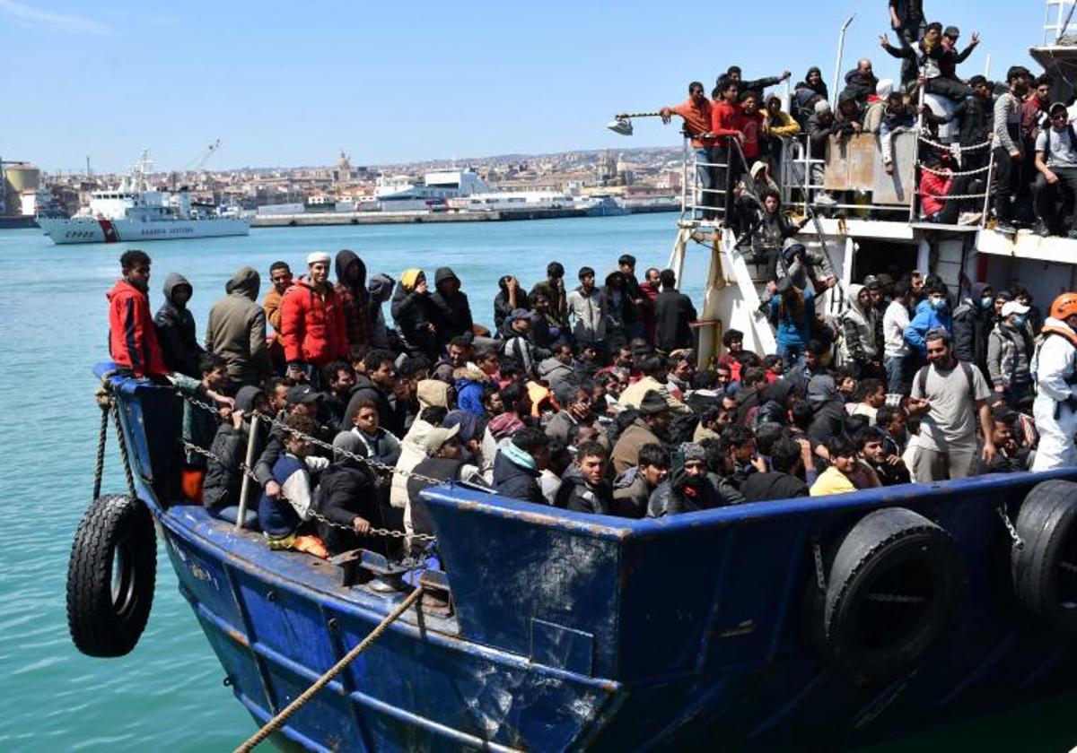 Imagen de archivo de la llegada de un grupo de migrantes al puerto italiano de Catania.