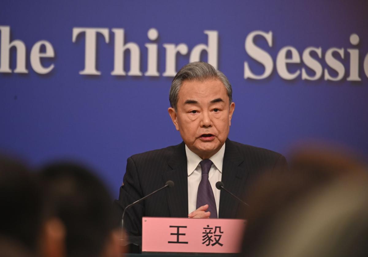 Wang Yi, ministro chino de Exteriores, comparece ante los medios.