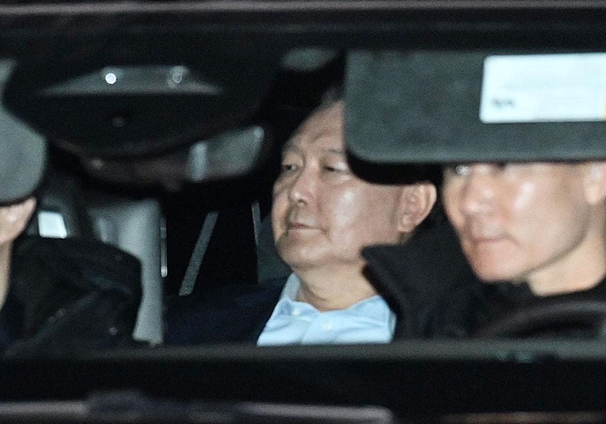 El presidente surcoreano destituido, Yoon Suk-yeol, en el momento de su detención el pasado 15 de enero.