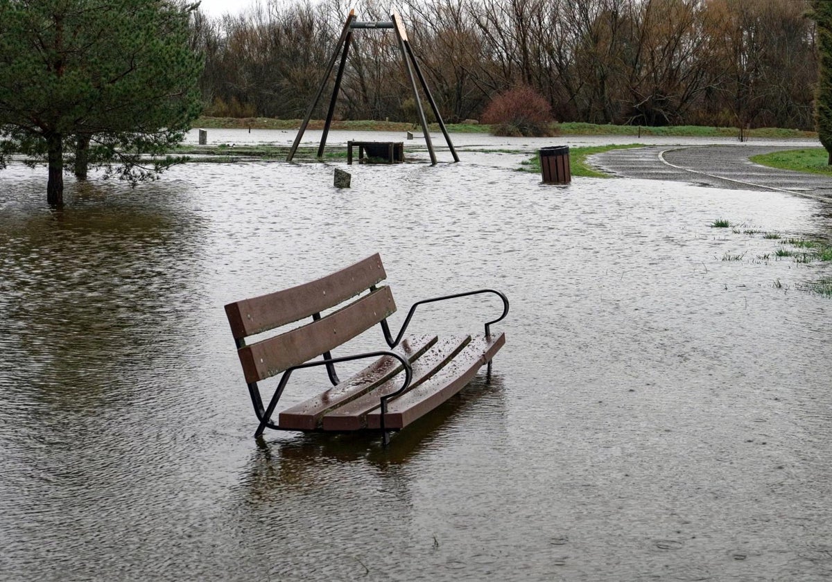 Un parque de Ávila inundado por las lluvias.