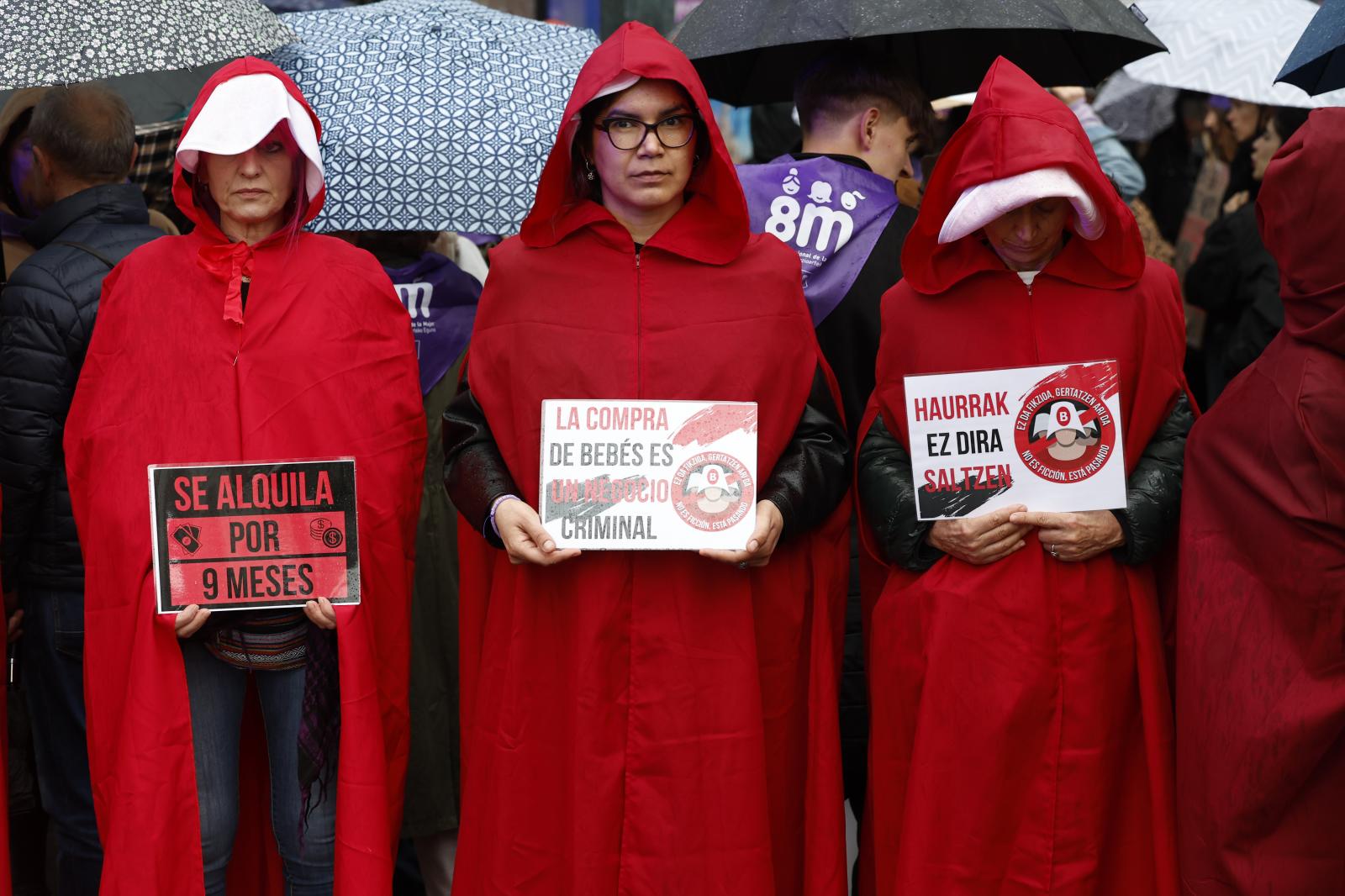 Mujeres con carteles contra la gestión subrogada en Bilbao