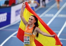 Paula Sevilla celebra su bronce en los Europeos 'indoor' de Países Bajos.