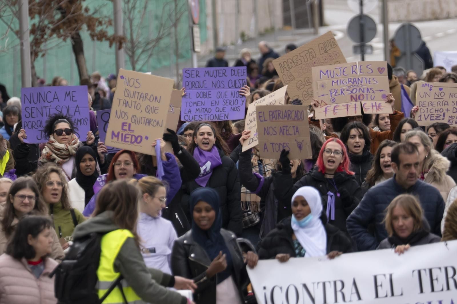 Mujeres gritan durante la manifestación del 8M en Teruel