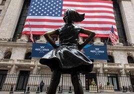 La icónica escultura de la Niña sin miedo frente a la Bolsa de Nueva York en Wall Street.