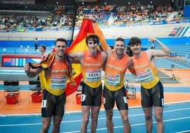 El relevo español 4x400, tras ganar la medalla de plata.